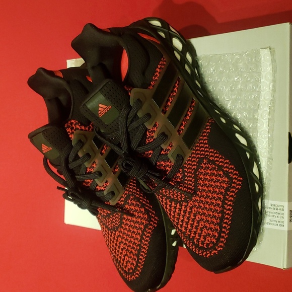 Lot of 2 Mens size 10 Red/Black/White Adidas Ultraboost DNA Web shoes and Sack - Picture 3 of 11